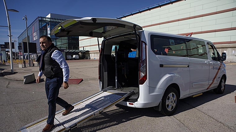 José Manuel Soria conduce un taxi adaptado desde hace ocho años