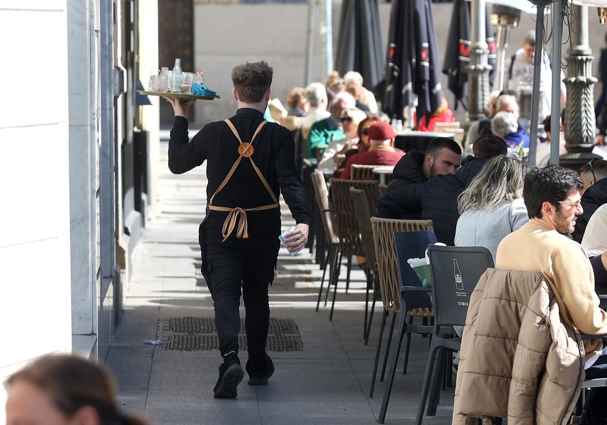 Un camarero atiende una terraza en el Centro de Córdoba