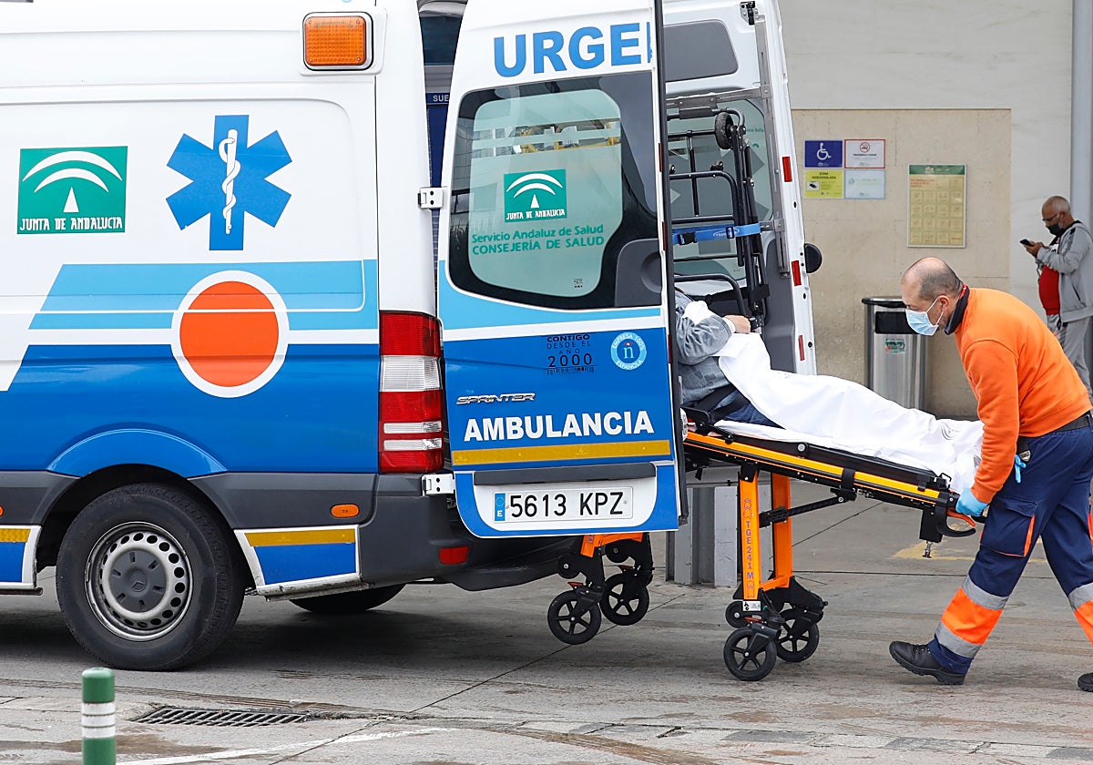 Un paciente es subido a una ambulancia en Córdoba