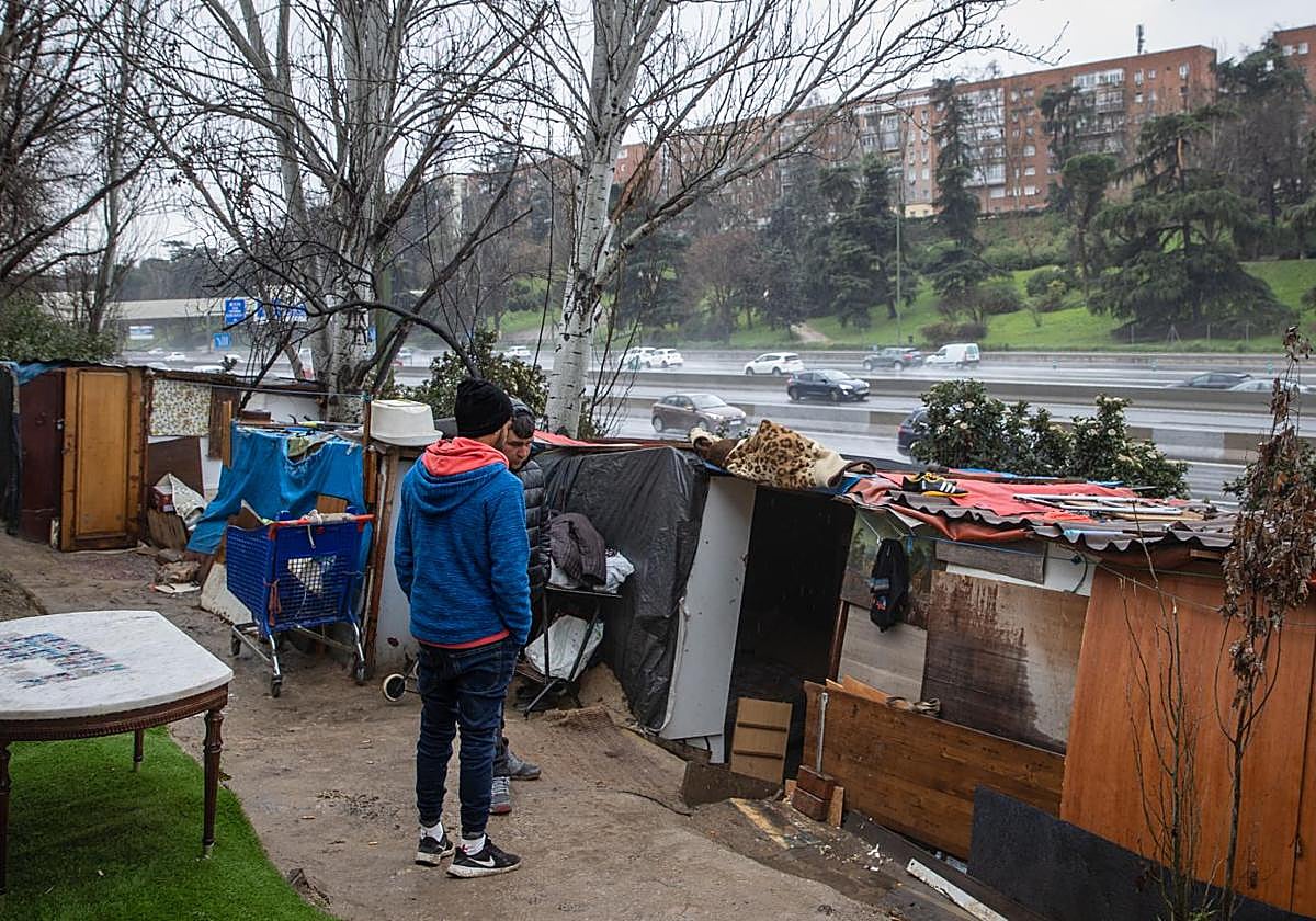 Ferdi y Cosmin, frente a las chabolas de la M-30 en las que residen