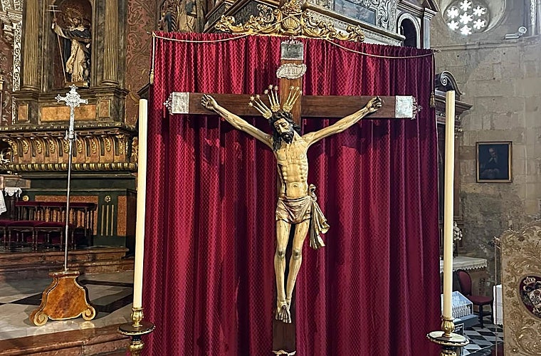 El Santísimo Cristo de San Álvaro expuesto en veneración en la iglesia de San Agustín, este miércoles