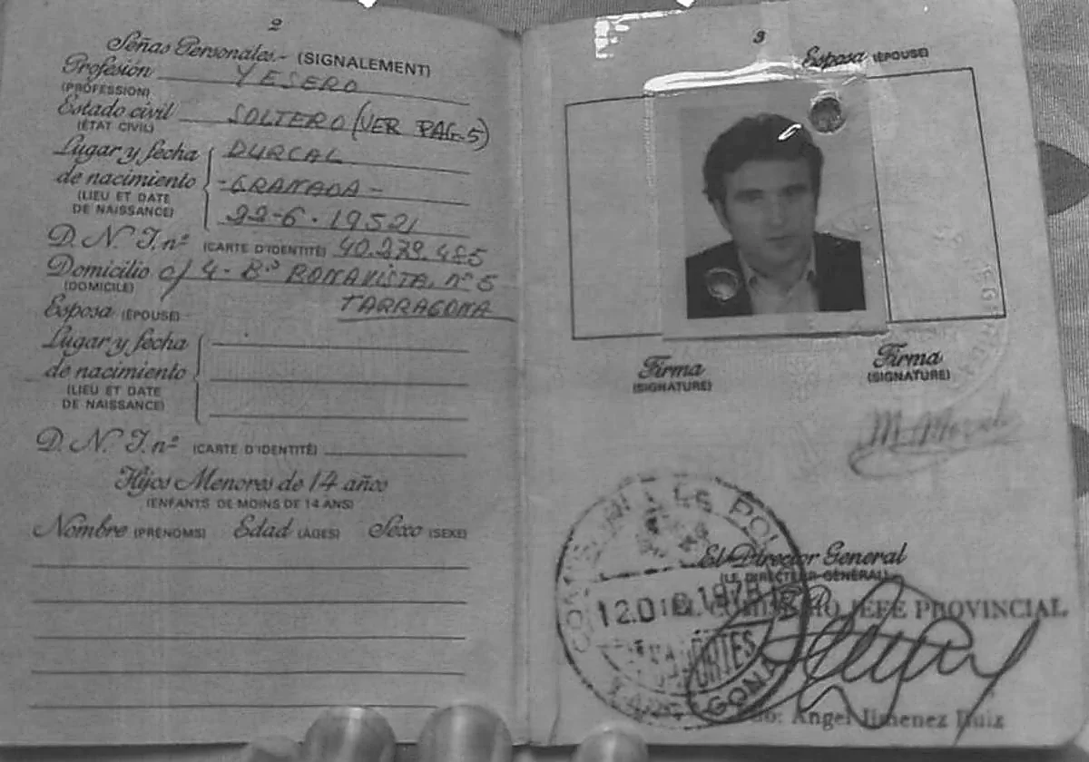 Pasaporte de Miguel Morales expedido en 1978 en el que se ve que estaba soltero y vivía en Tarragona