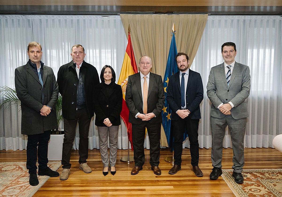 Jordi Hereu (centro) tras la reunión mantenida esta miércoles en el Ministerio de Industria