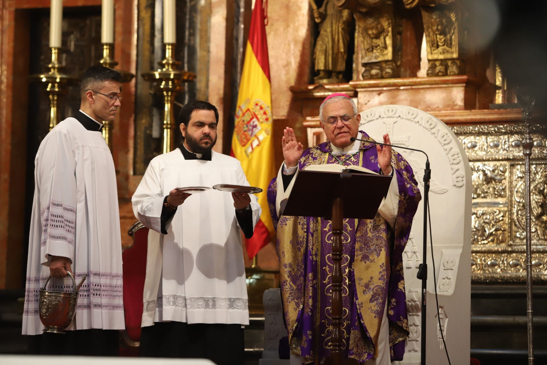 La misa del Miércoles de Ceniza en la Catedral de Córdoba, en imágenes