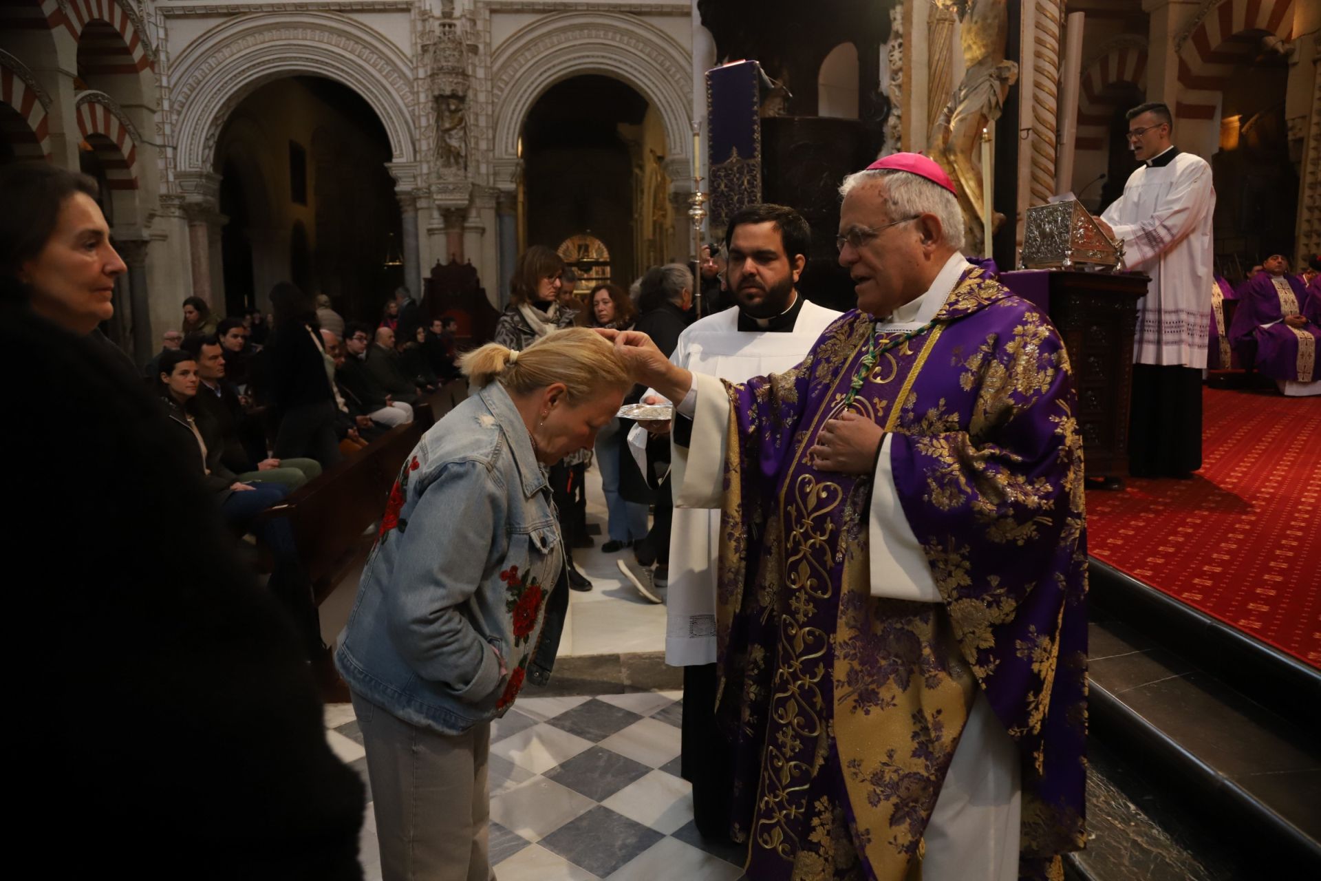 La misa del Miércoles de Ceniza en la Catedral de Córdoba, en imágenes