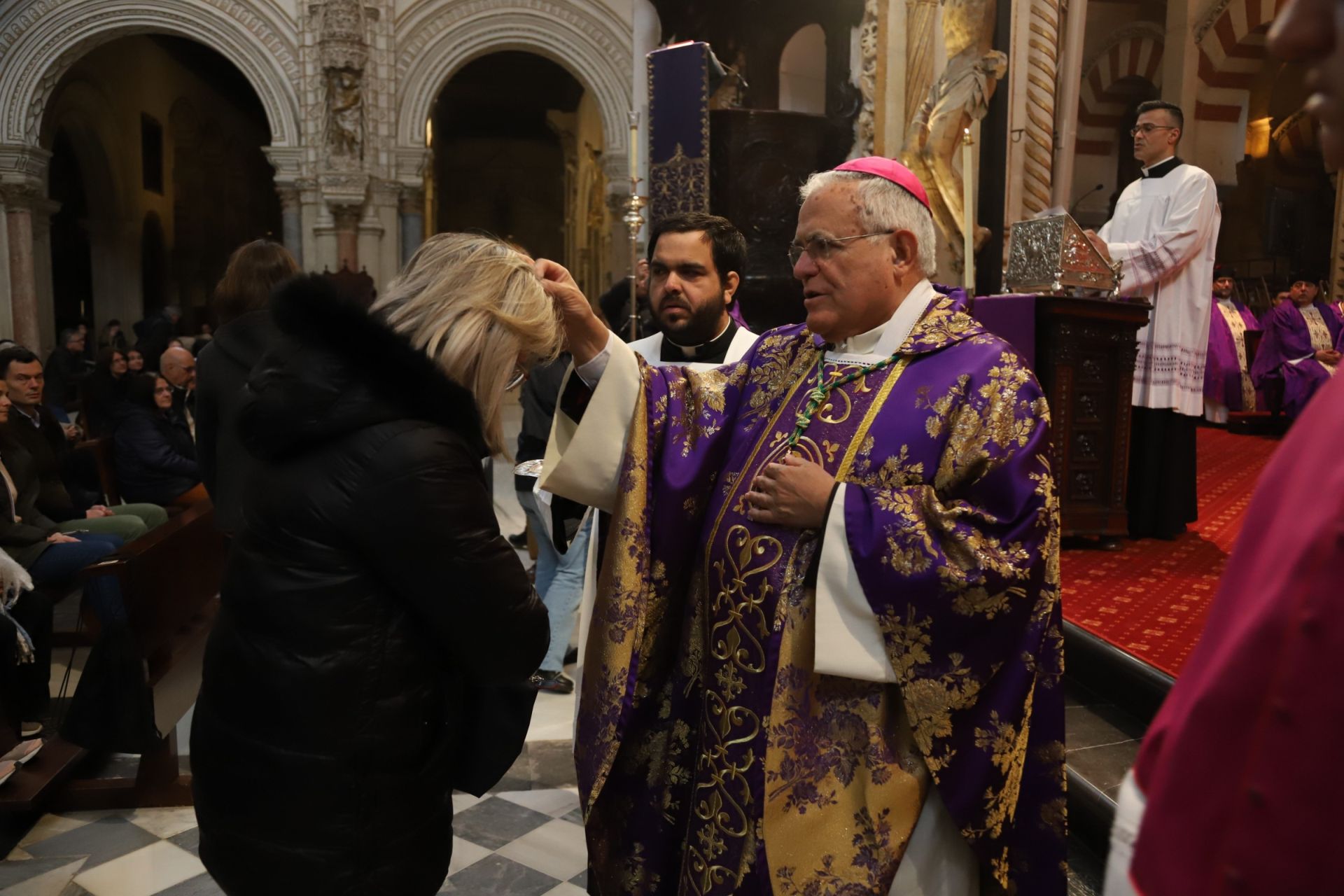 La misa del Miércoles de Ceniza en la Catedral de Córdoba, en imágenes