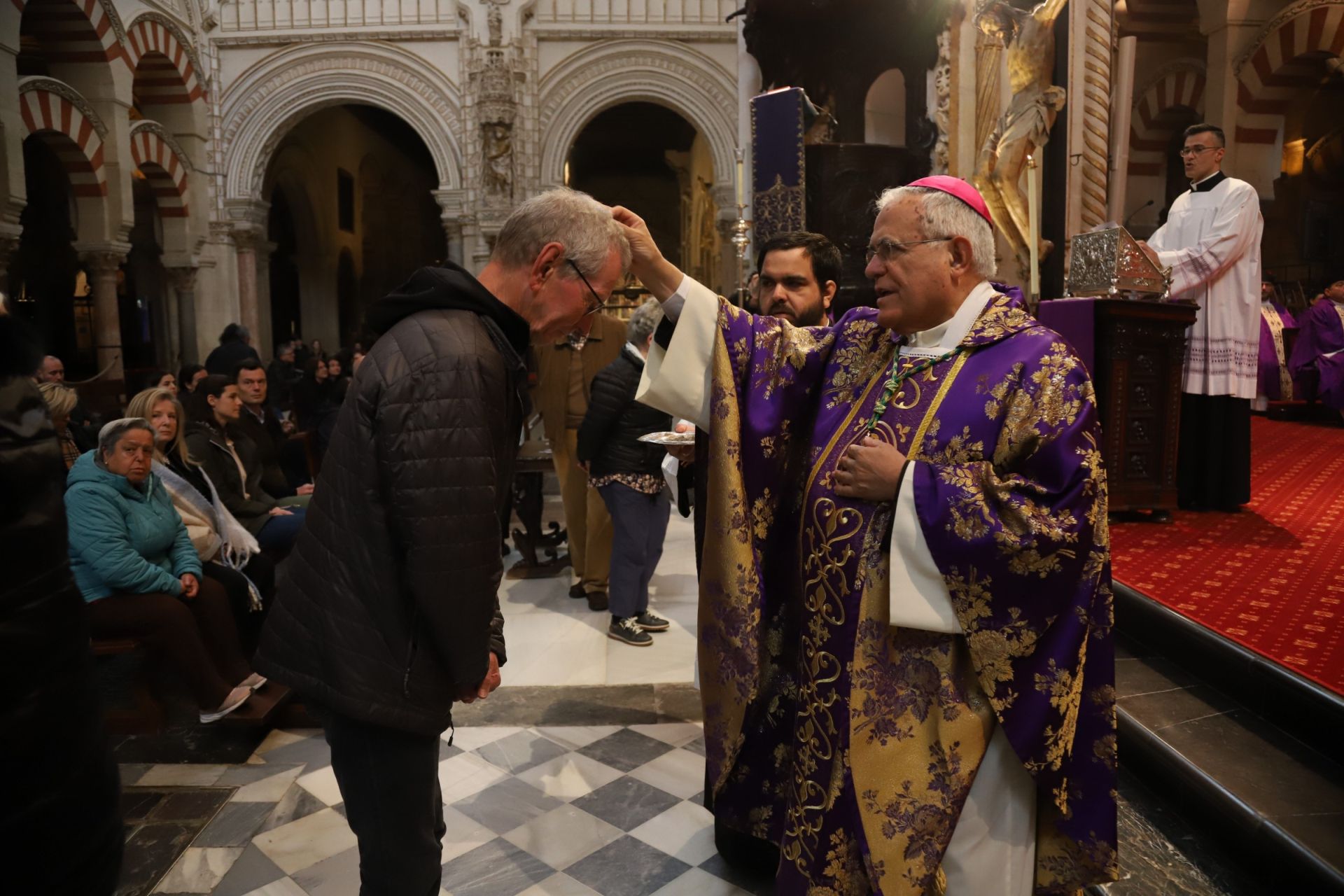 La misa del Miércoles de Ceniza en la Catedral de Córdoba, en imágenes
