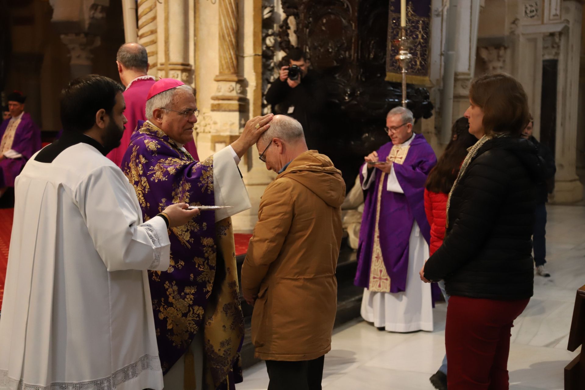 La misa del Miércoles de Ceniza en la Catedral de Córdoba, en imágenes