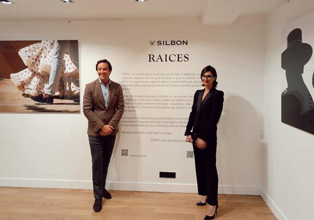 Paz Vega junto a Pablo Borrego en la muestra 'Raíces' que se celebró en París