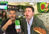 El incómodo momento de un reportero de Canal Sur probando las tostadas más famosas de Córdoba