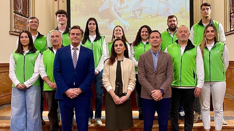 Foto de familia de los responsables de la aplicación junto a algunos de los voluntarios de la Fundación Unicaja