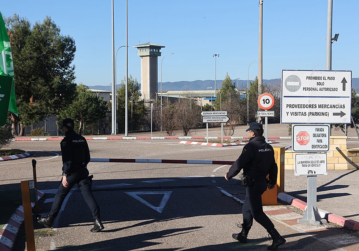 Dos policías caminan en el acceso a la prisión de Córdoba