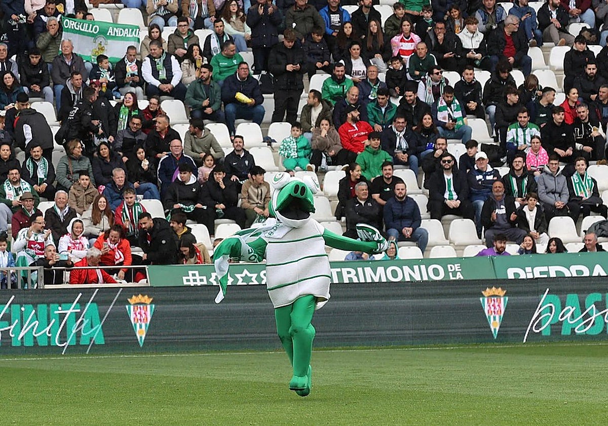 La afición blanquiverde presente en El Arcángel