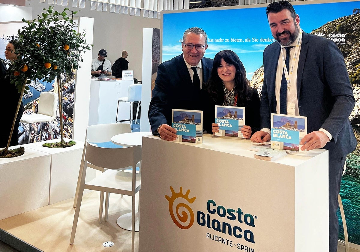 El presidente de la Diputación de Alicante, Toni Pérez, y el director del Patronato Costa Blanca, José Mancebo, en la feria de Berlín ITB