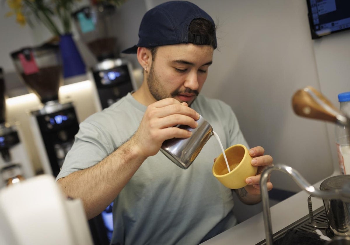 Barista de Hola Coffee culmina un café en la que está considerada una de las mejores cafeterías del mundo