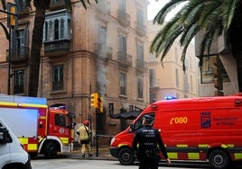 Un incendio calcina el restaurante La Deriva de Málaga: «Si nos esperamos un poco, arde el edificio entero»