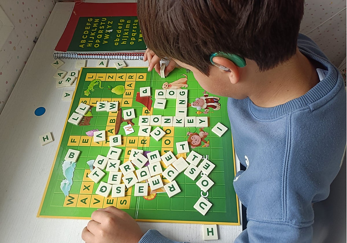 Niño con hipoacusia durante una sesión de logopedia