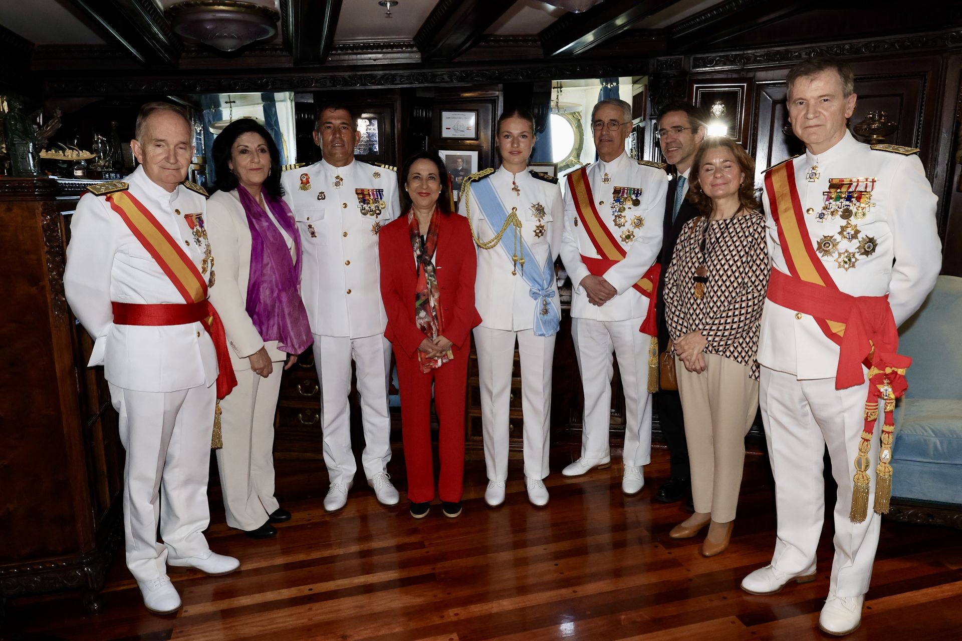 Foto de familia con la ministra de Defensa el día de la jura de bandera de 45 españoles residentes en Uruguay.