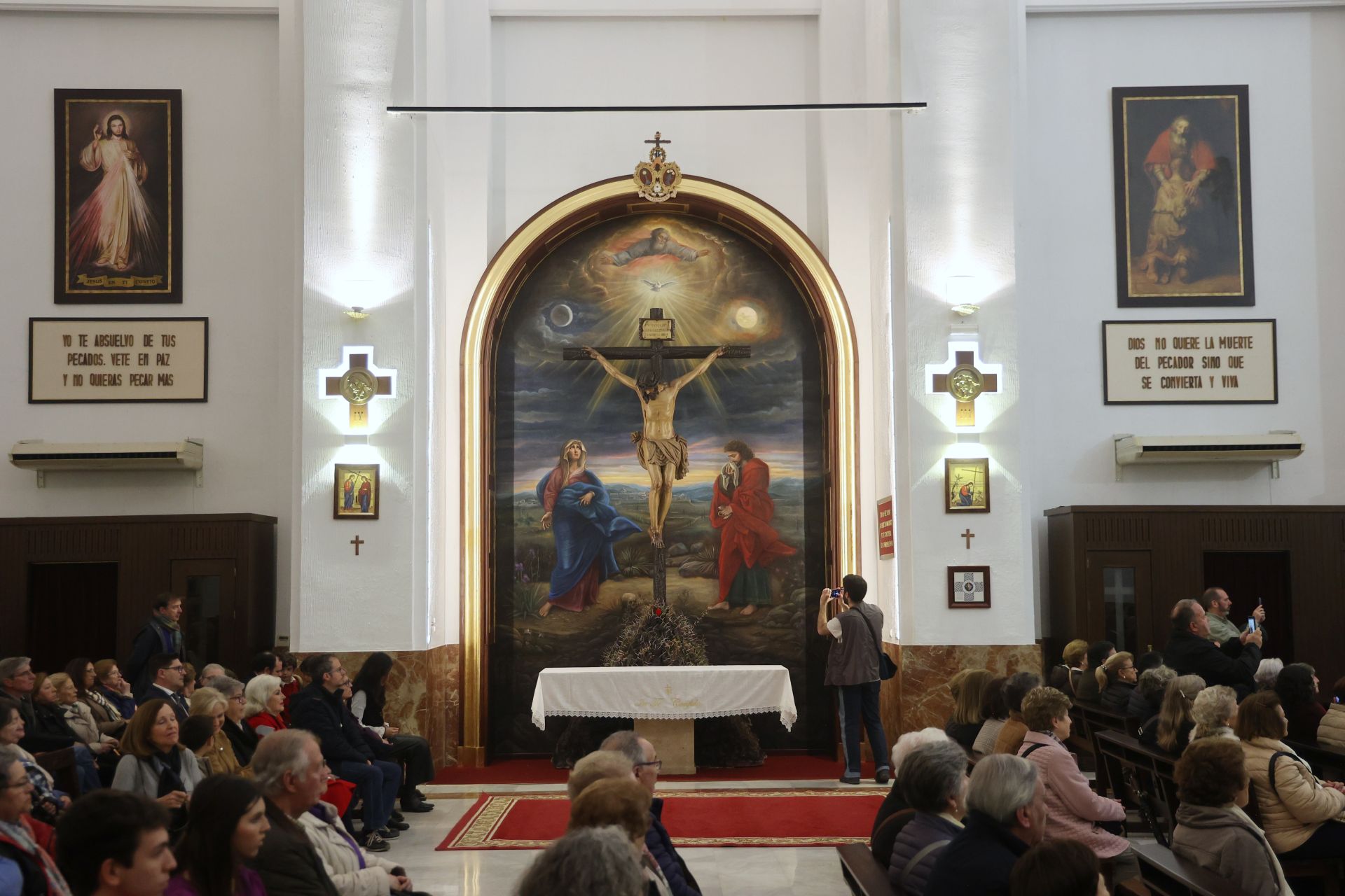 La bendición de la obra pictórica de Rafael Castejón para el Cristo de la Confianza de Córdoba, en imágenes