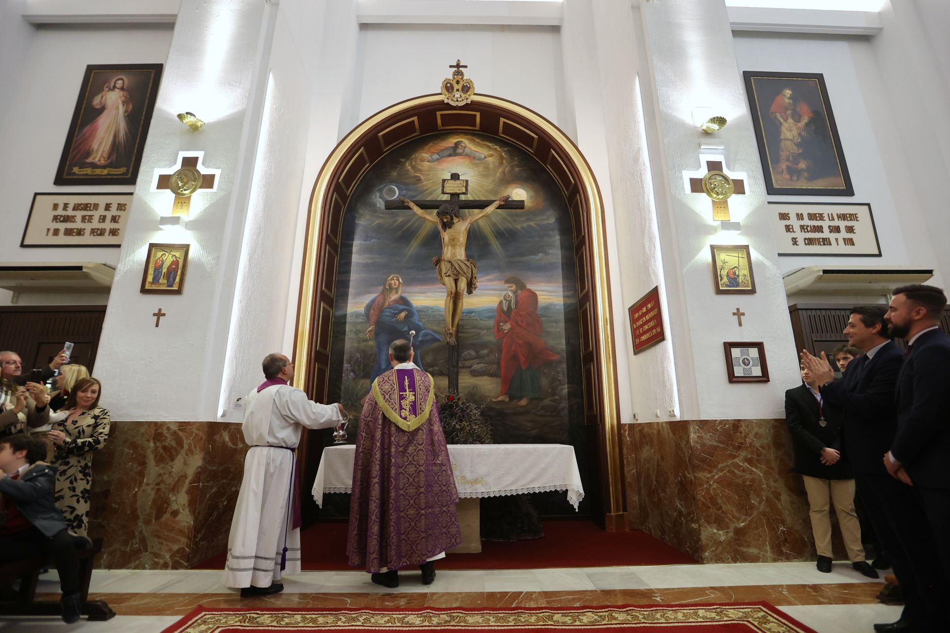 La bendición de la obra pictórica de Rafael Castejón para el Cristo de la Confianza de Córdoba, en imágenes
