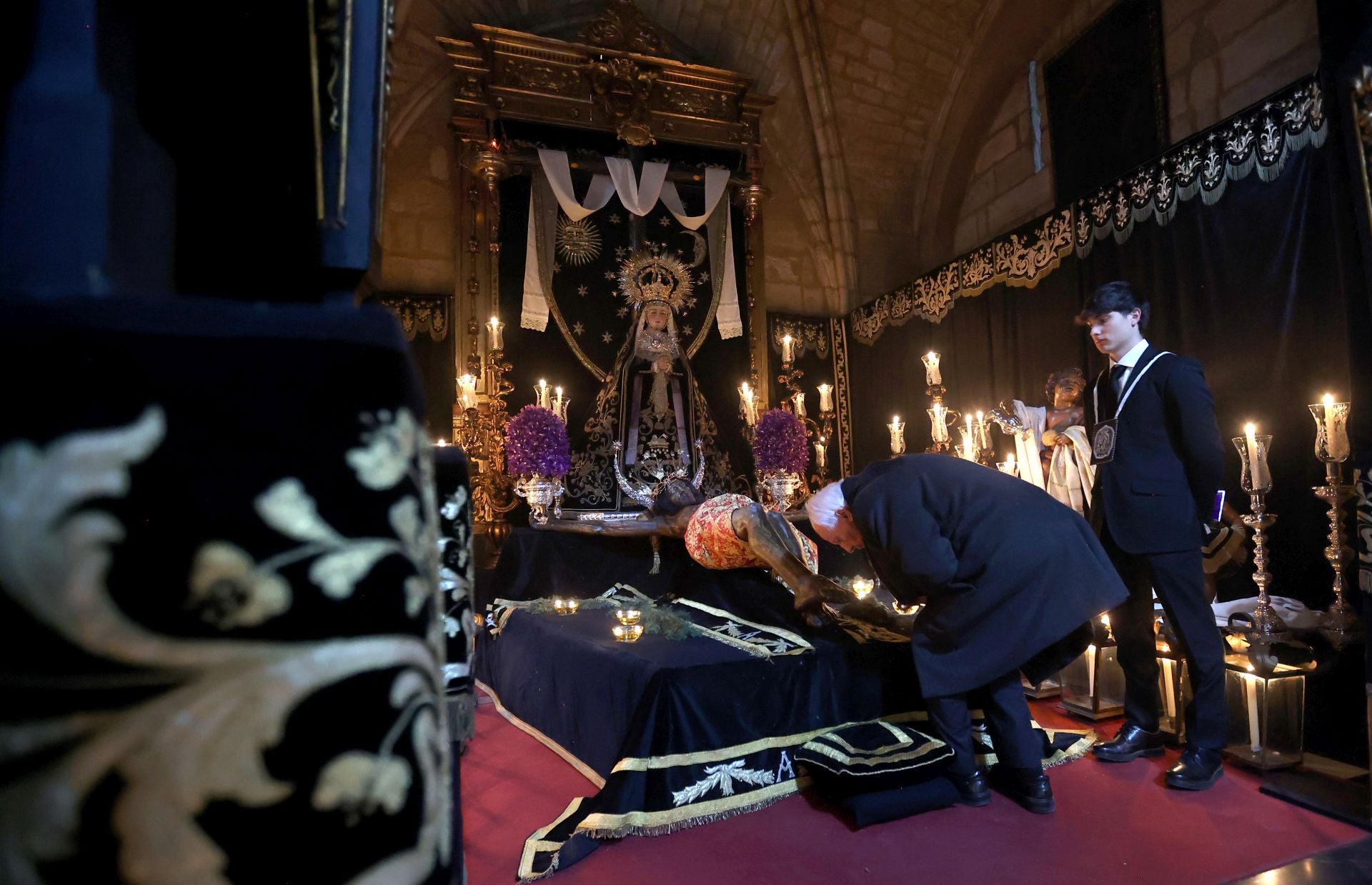 El estremecedor besapiés del Cristo del Remedio de Ánimas en Córdoba, en imágenes