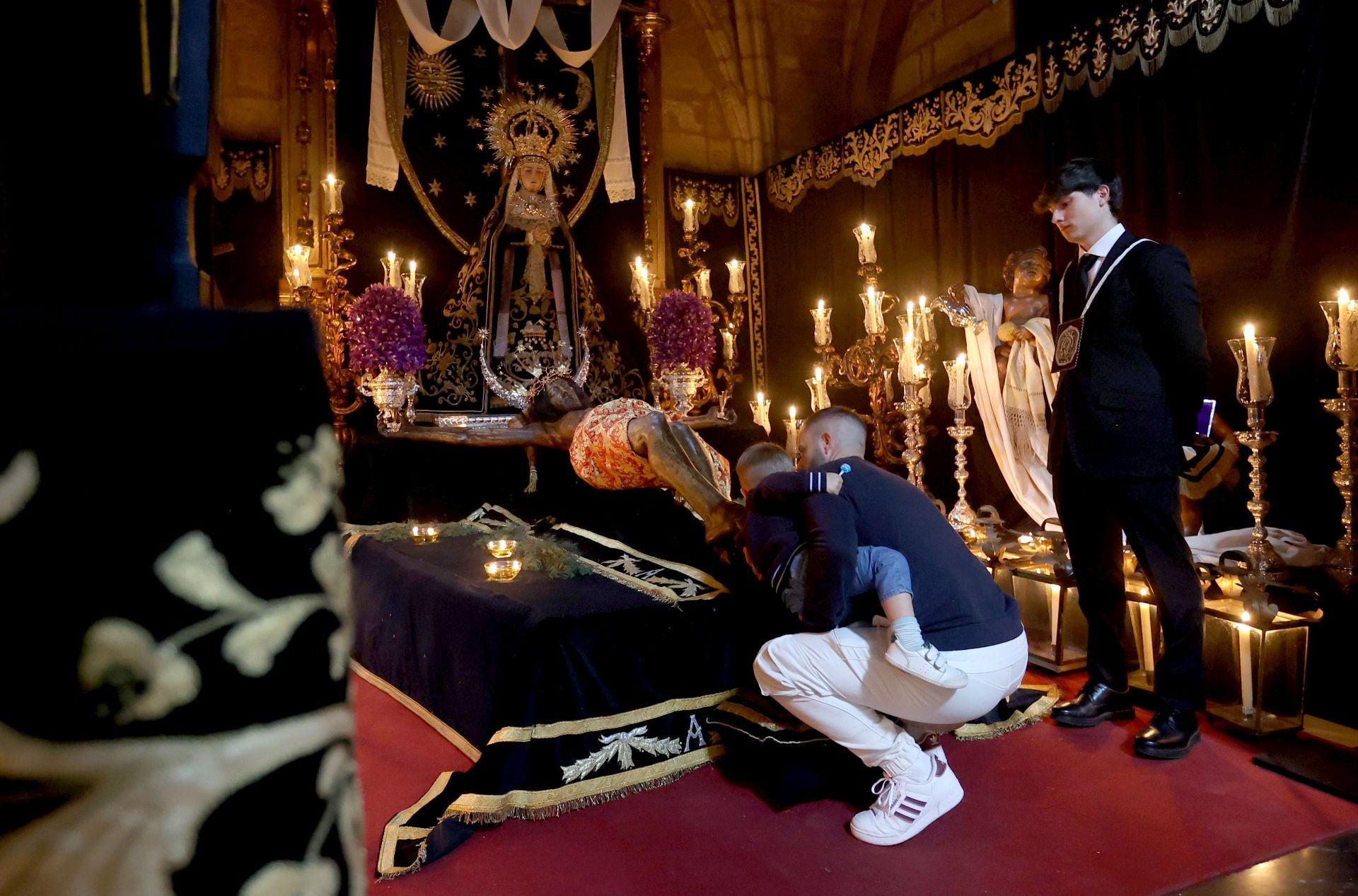 El estremecedor besapiés del Cristo del Remedio de Ánimas en Córdoba, en imágenes