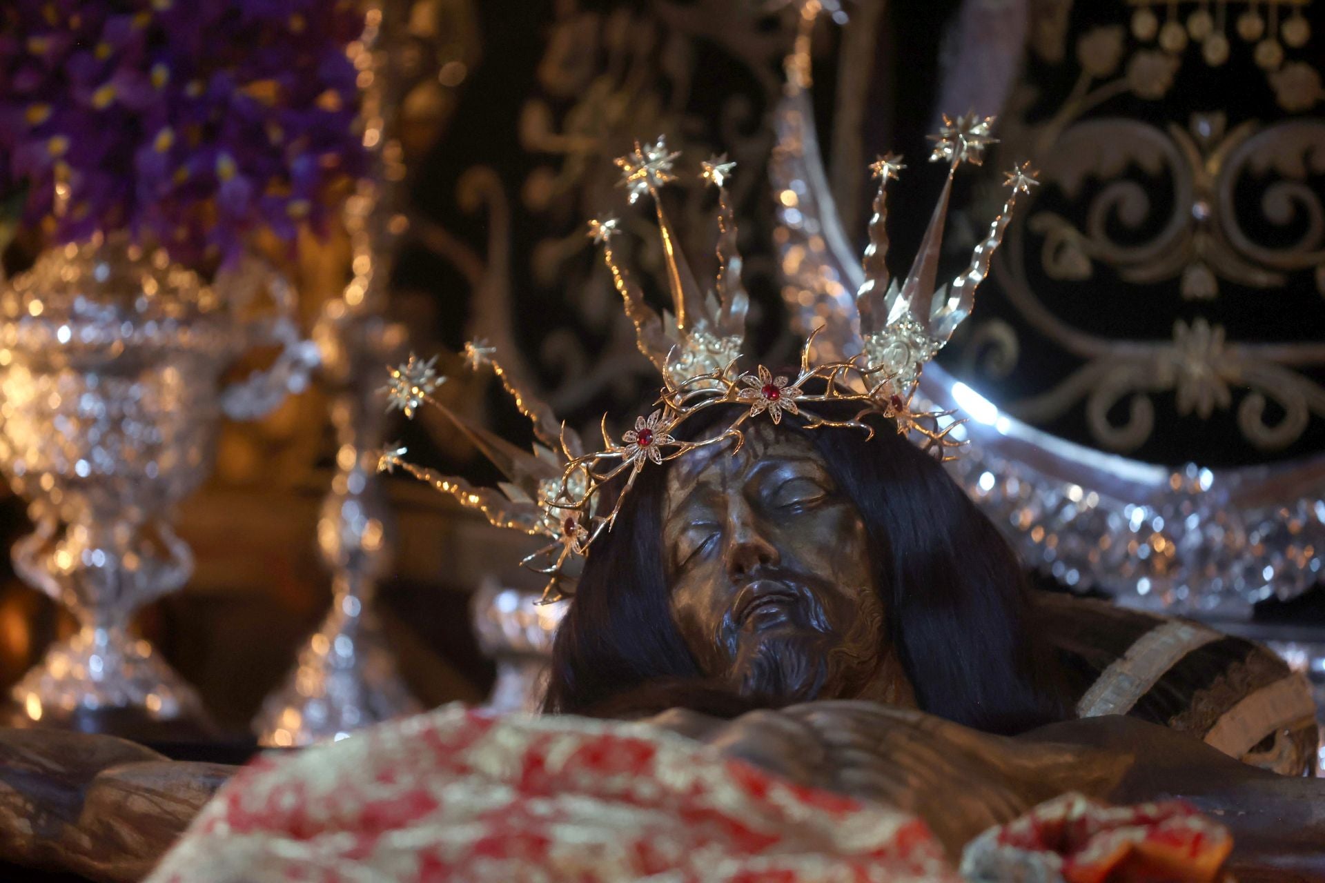 El estremecedor besapiés del Cristo del Remedio de Ánimas en Córdoba, en imágenes