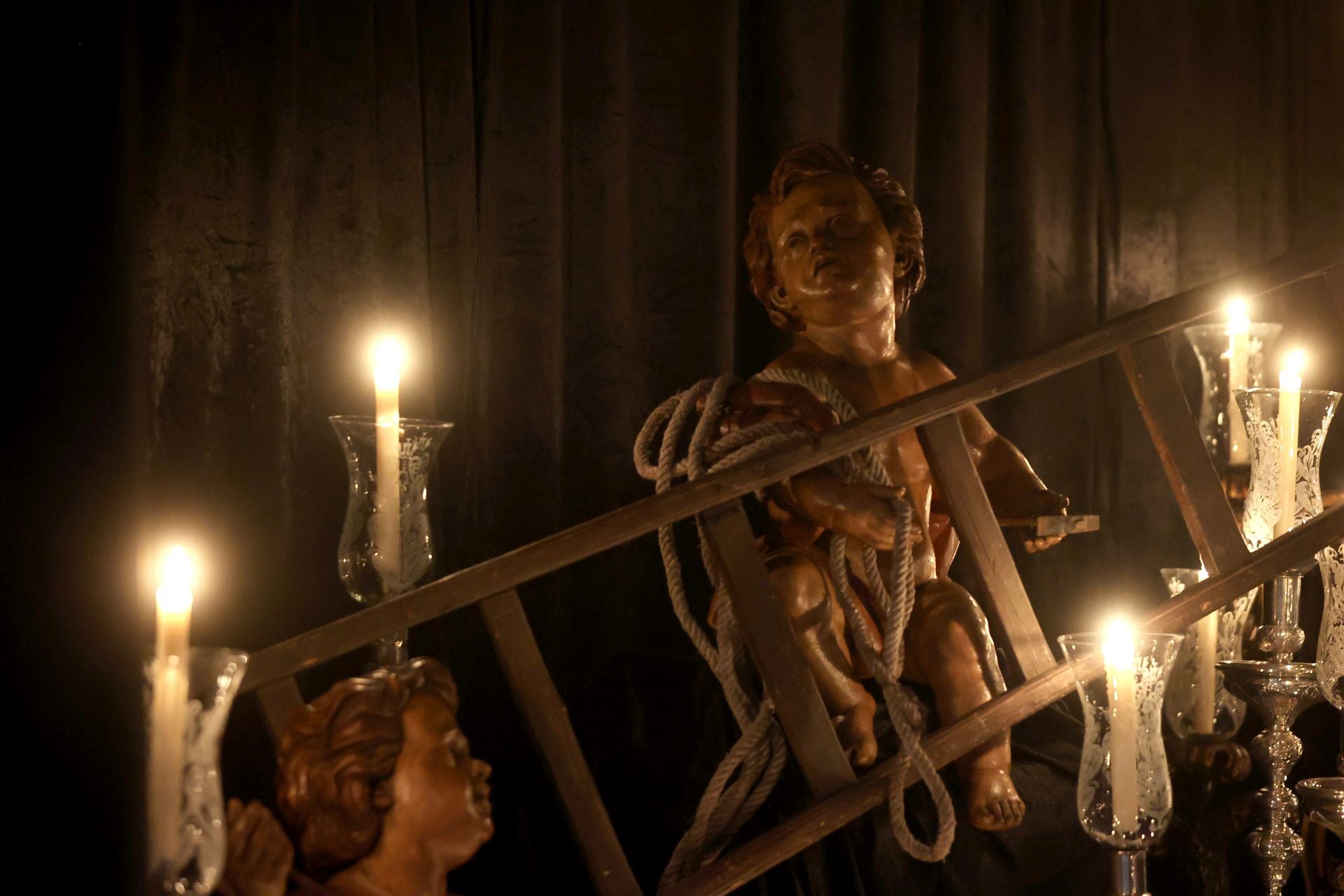 El estremecedor besapiés del Cristo del Remedio de Ánimas en Córdoba, en imágenes