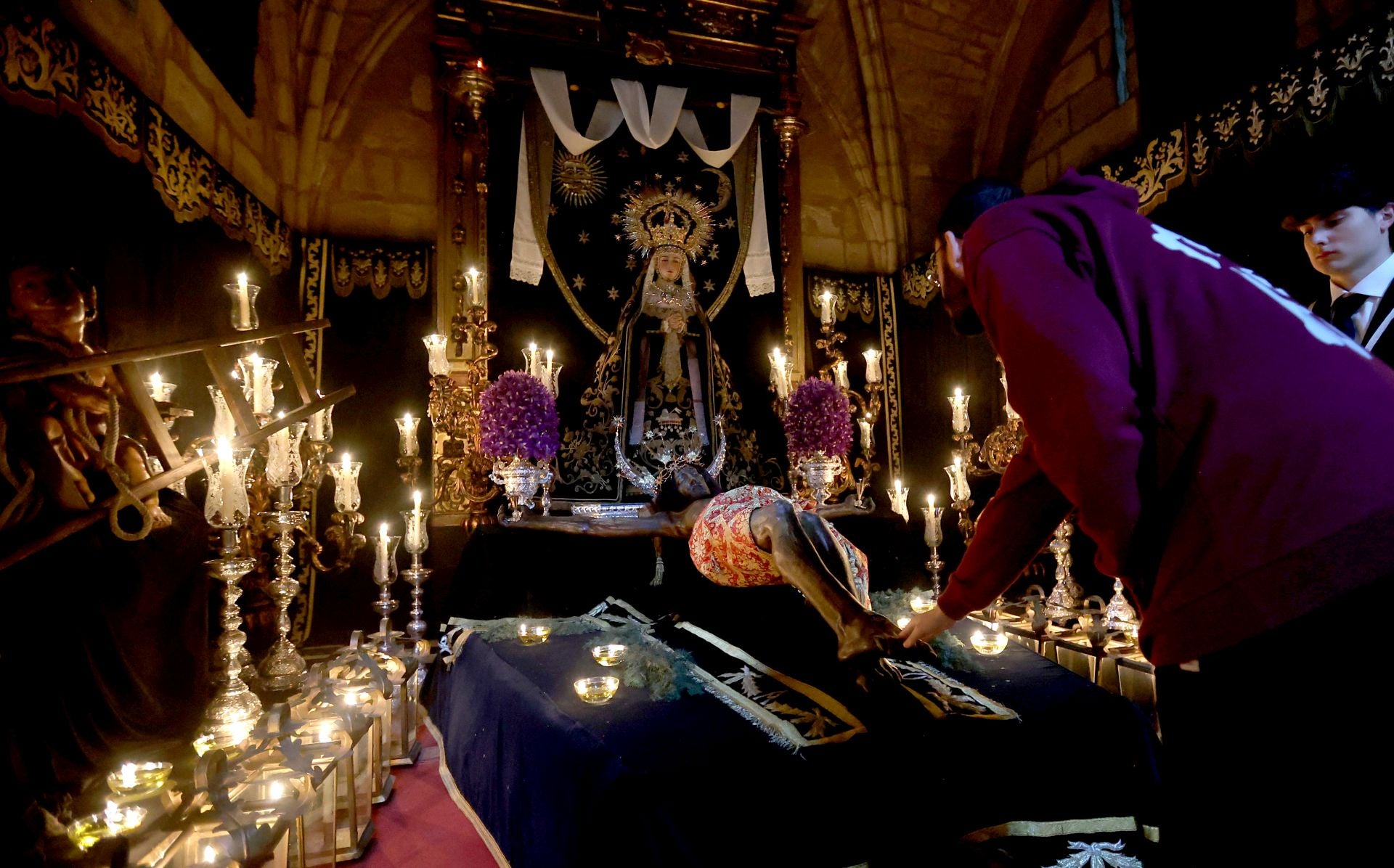 El estremecedor besapiés del Cristo del Remedio de Ánimas en Córdoba, en imágenes