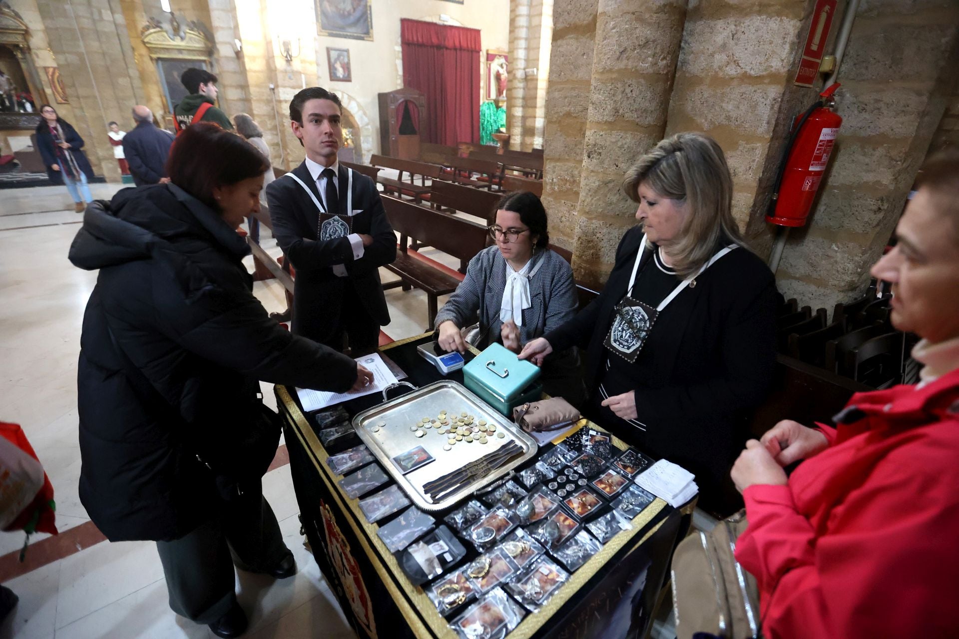 El estremecedor besapiés del Cristo del Remedio de Ánimas en Córdoba, en imágenes