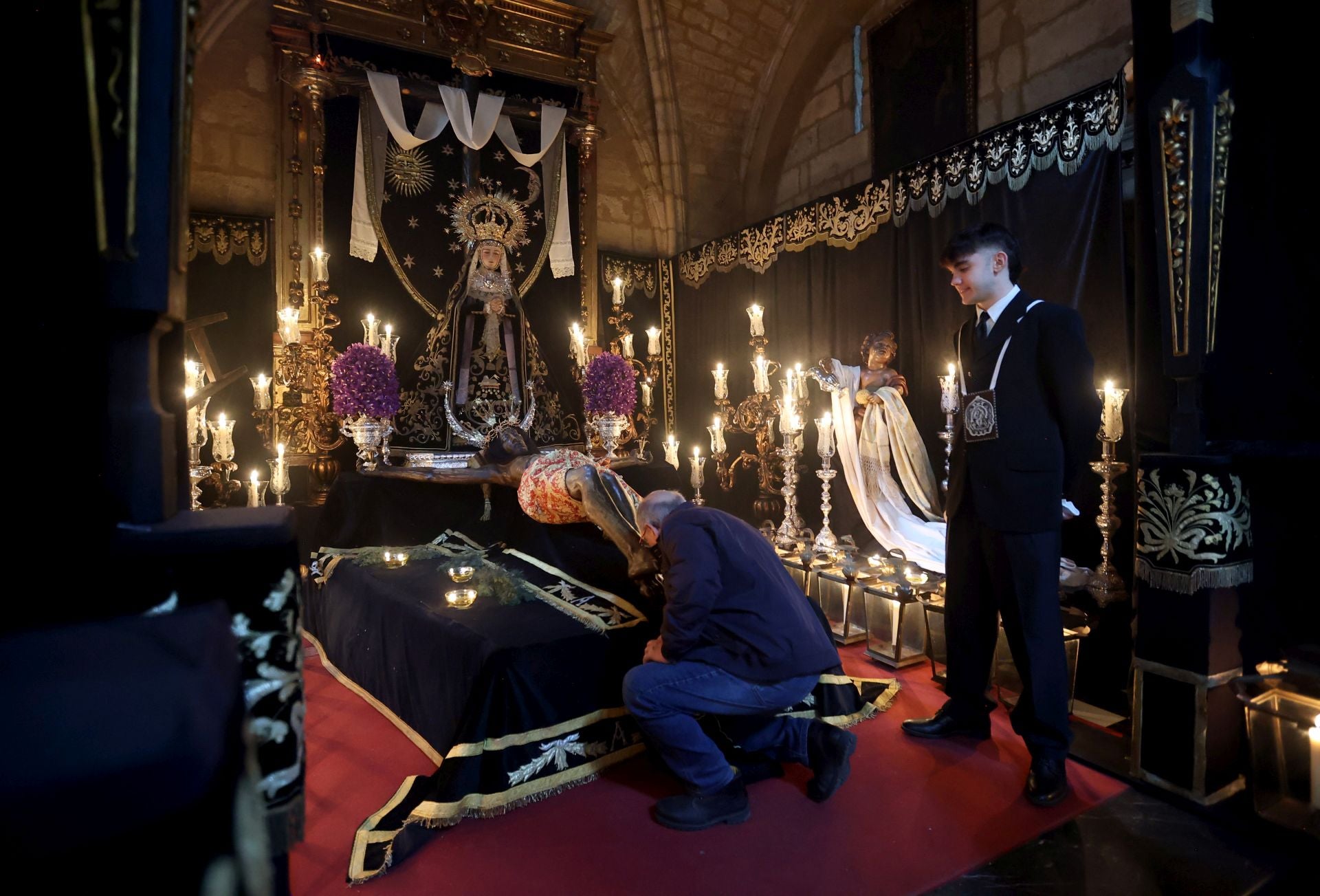 El estremecedor besapiés del Cristo del Remedio de Ánimas en Córdoba, en imágenes