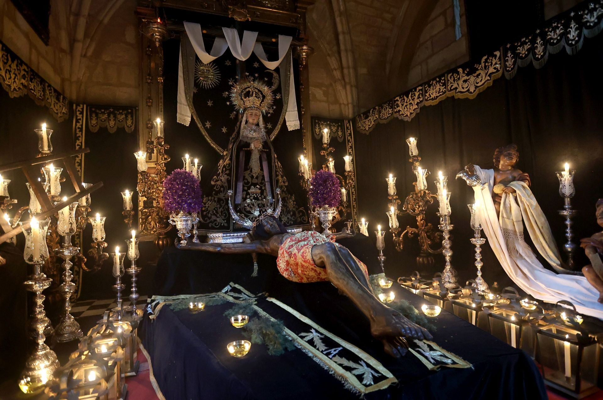 El estremecedor besapiés del Cristo del Remedio de Ánimas en Córdoba, en imágenes