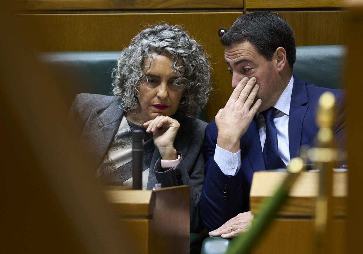 El lendakari Imanol Pradales conversa durante la sesión de control en el Parlamento vasco