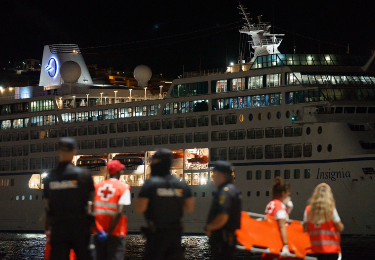 El crucero Insignia llegó de madrugada al puerto de Santa Cruz de Tenerife con los 71 rescatados, cuatro de ellos fallecidos