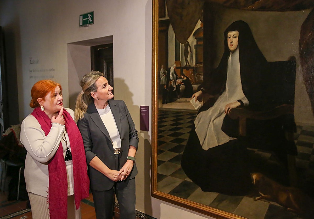 La directora del museo Rosa Becerril, junto a la delegada del Gobierno, Milagros Tolón contemplan a Mariana de Austria