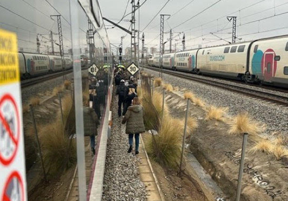 Pasajeros evacuados en las vías de Rodalies