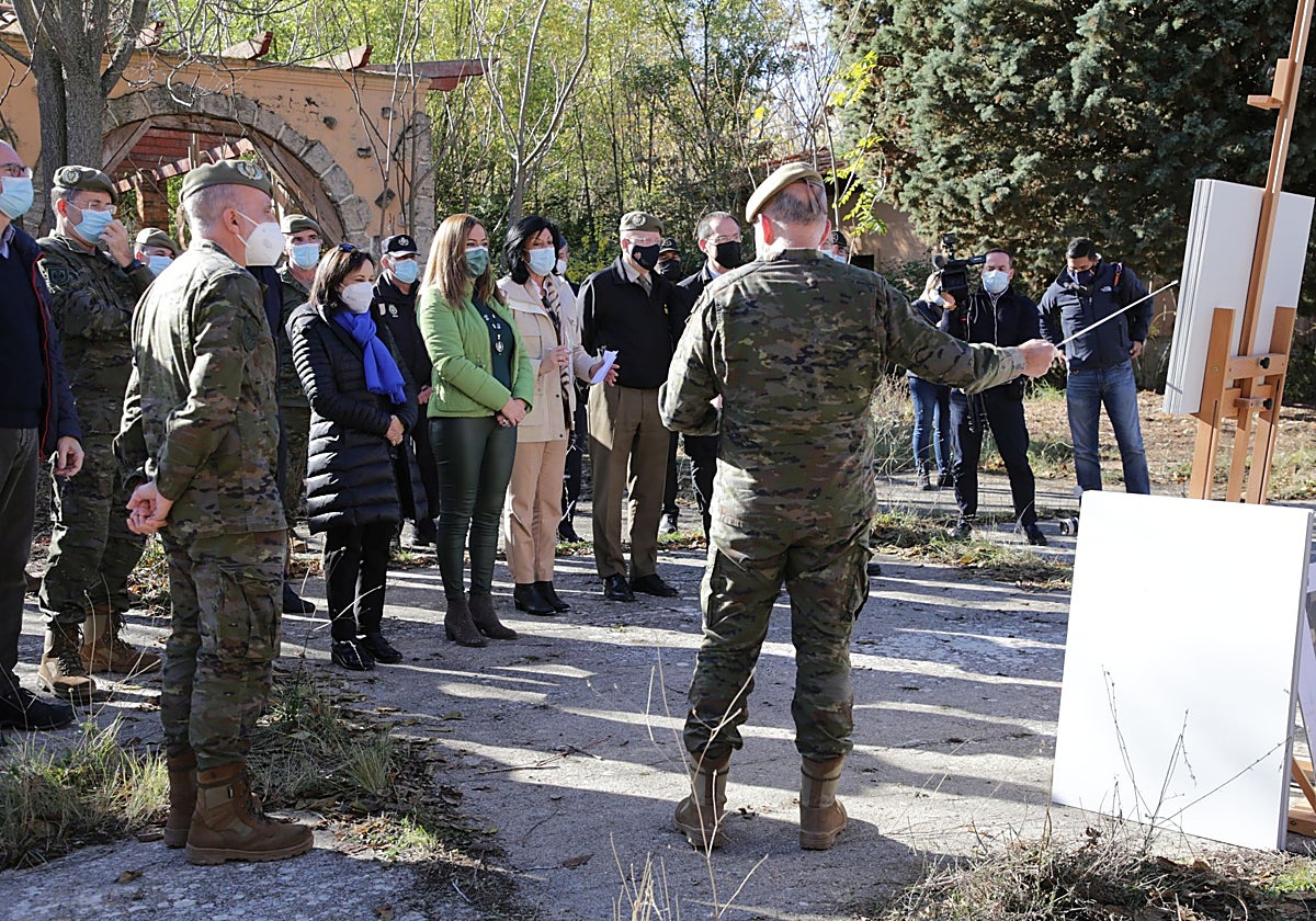 La ministra de Defensa, Margarita Robles, en una visita a las instalaciones de Monte la Reina, en Zamora