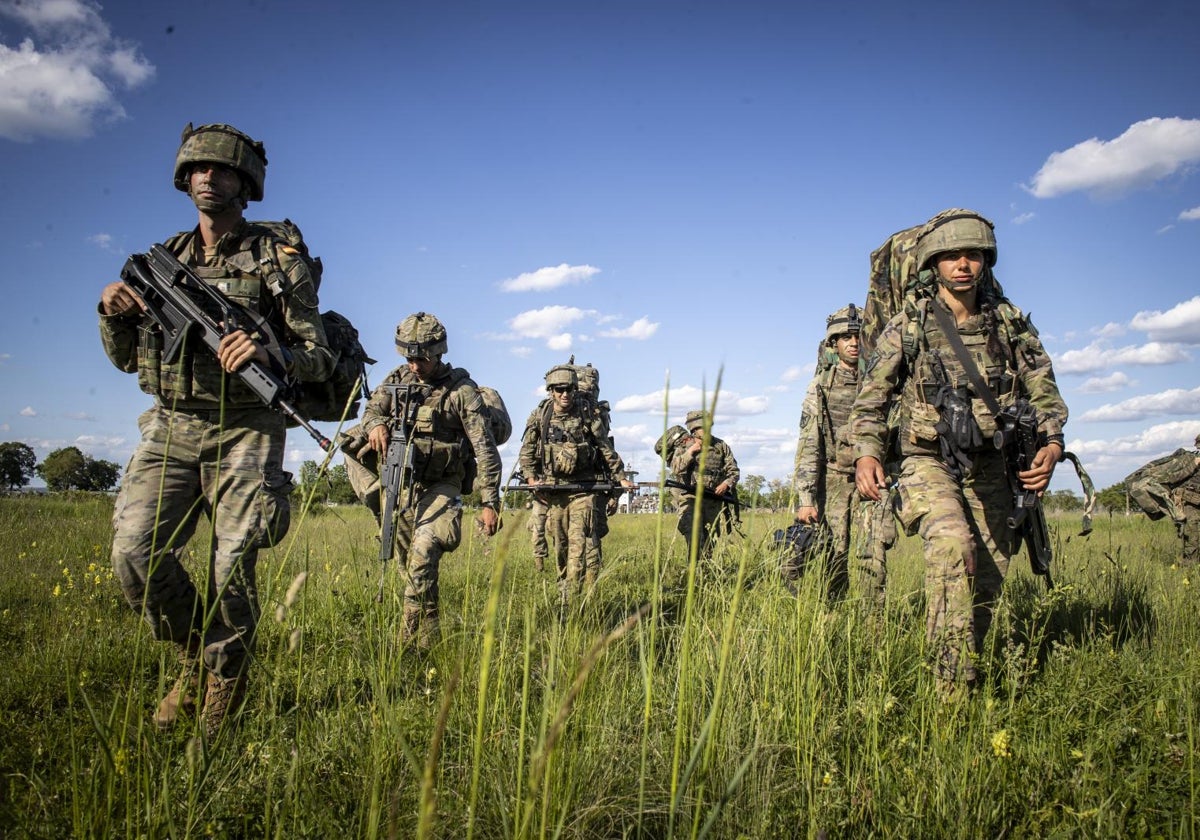 Soldados españoles en unas maniobas de la OTAN en Rumanía