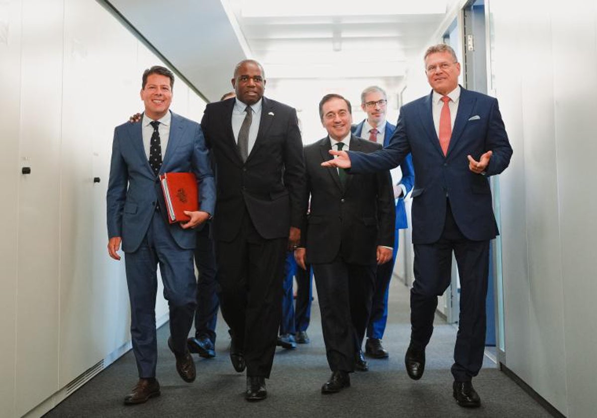 El ministro principal de Gibraltar, Fabián Picardo (2i), el nuevo ministro de Asuntos Exteriores británico, David Lammy (2d), su homólogo español, José Manuel Albares (d), y el vicepresidente ejecutivo de la Comisión Europea, Maros Sefcovic (i)