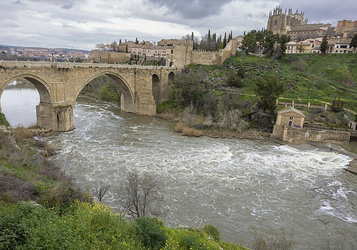 Vista del cauce del río Tajo, a su paso por Toledo, tras las intensas lluvias registradas en los últimos días