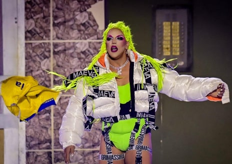 Imagen secundaria 1 - Drag Ármek se corona en el templo &#039;olímpico&#039; como Drag Queen del Carnaval de Las Palmas