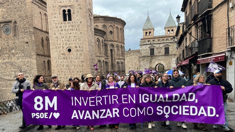 La delegada del Gobierno, Milagros Tolón, y los concejales socialistas en el Ayuntamiento de Toledo participaron en la manifestación