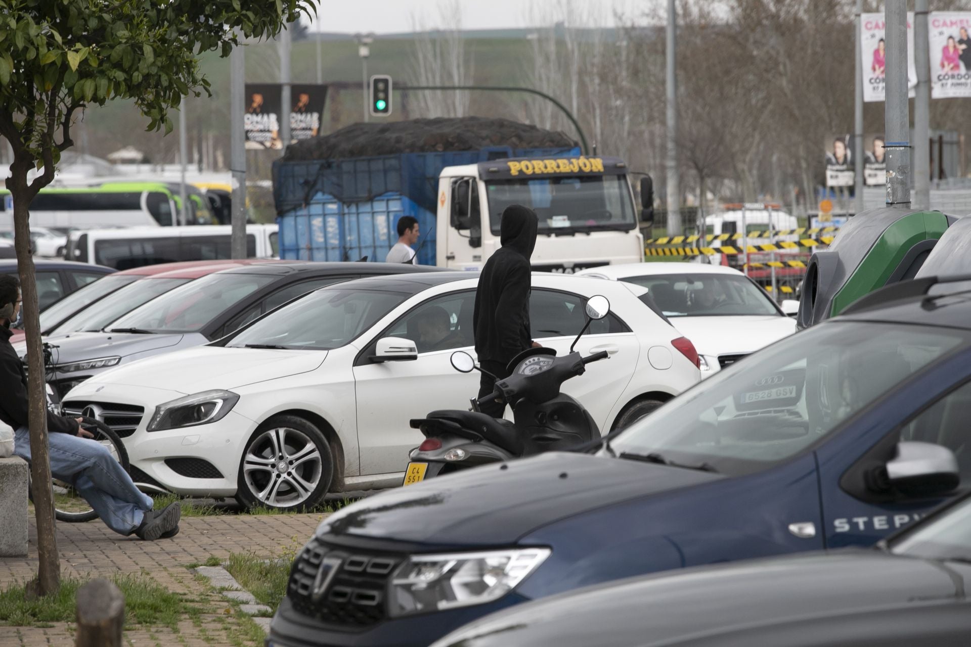 La actividad de los gorrillas en el barrio del Arcángel, en imágenes