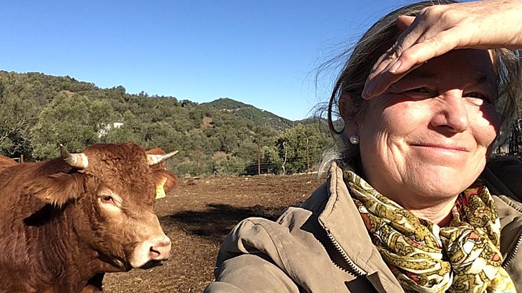 Mari Paz Gómez, ganadera en Obejo, junto a una de sus vacas