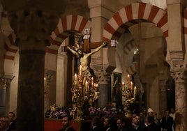 Ocho estaciones a los pies del Cristo de San Álvaro, el recogido rezo de las cofradías en la Catedral de Córdoba