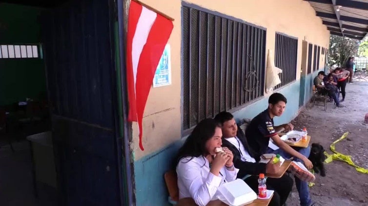 Hondureños votan en comicios primarios con tranquilidad, pero con retrasos en entrega de material