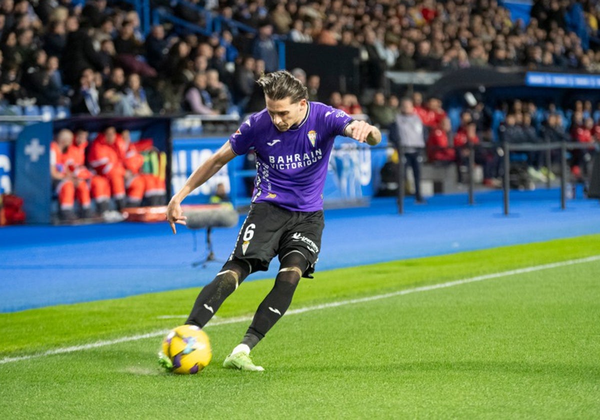 El blanquiverde Álex Sala golpea el balón durante el encuentro en Riazor