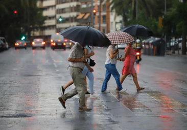 Varias personas con paraguas, en una calle de Córdoba, en una imagen de archivo