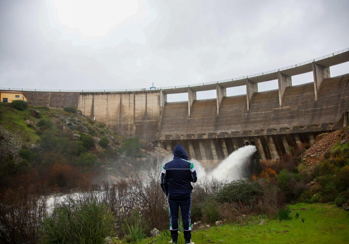 Imagen del pantano de Melonares desembalsando agua hace unos meses