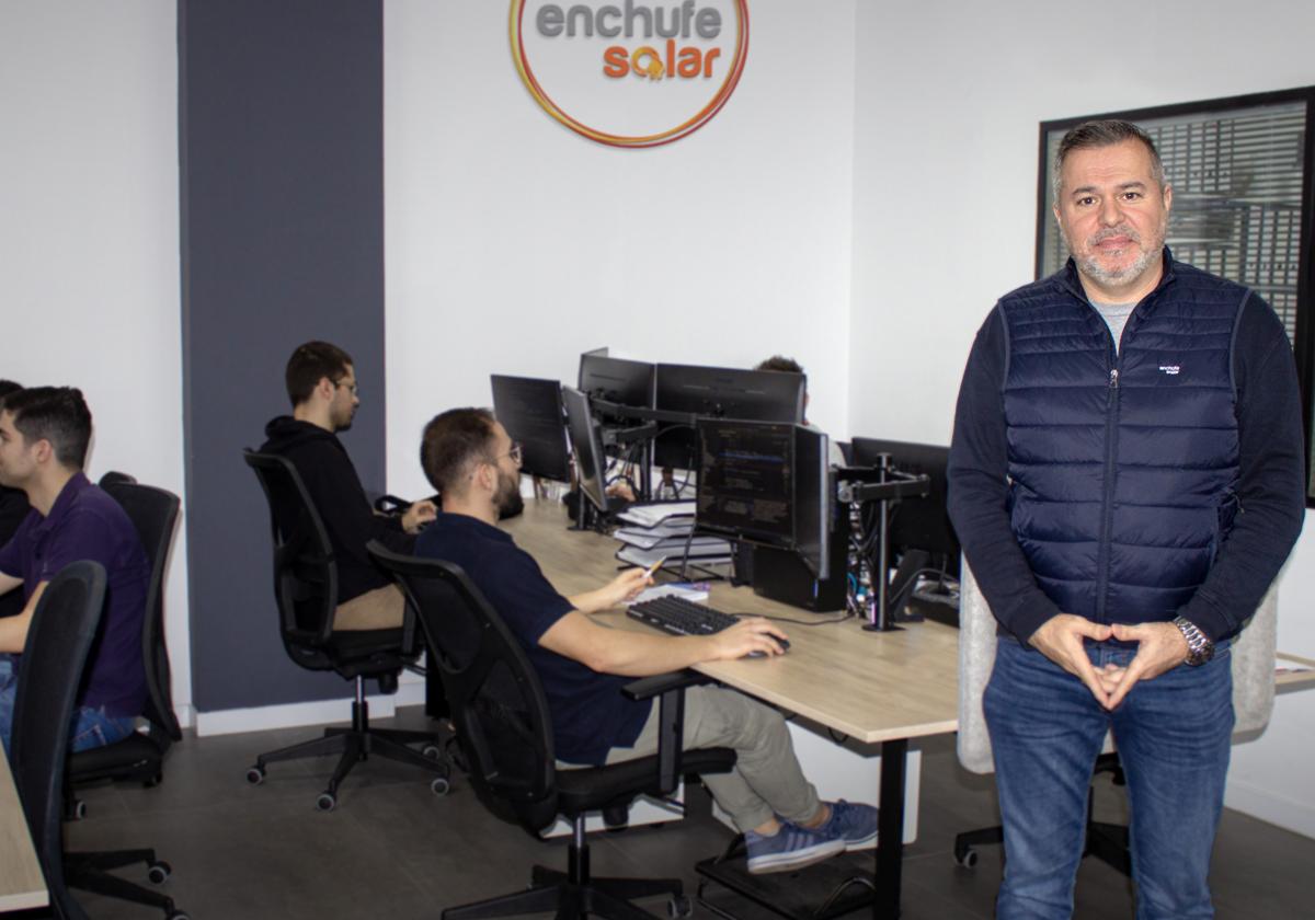 Daniel Montilla, CEO de Enchufe Solar, en las instalaciones de esta empresa